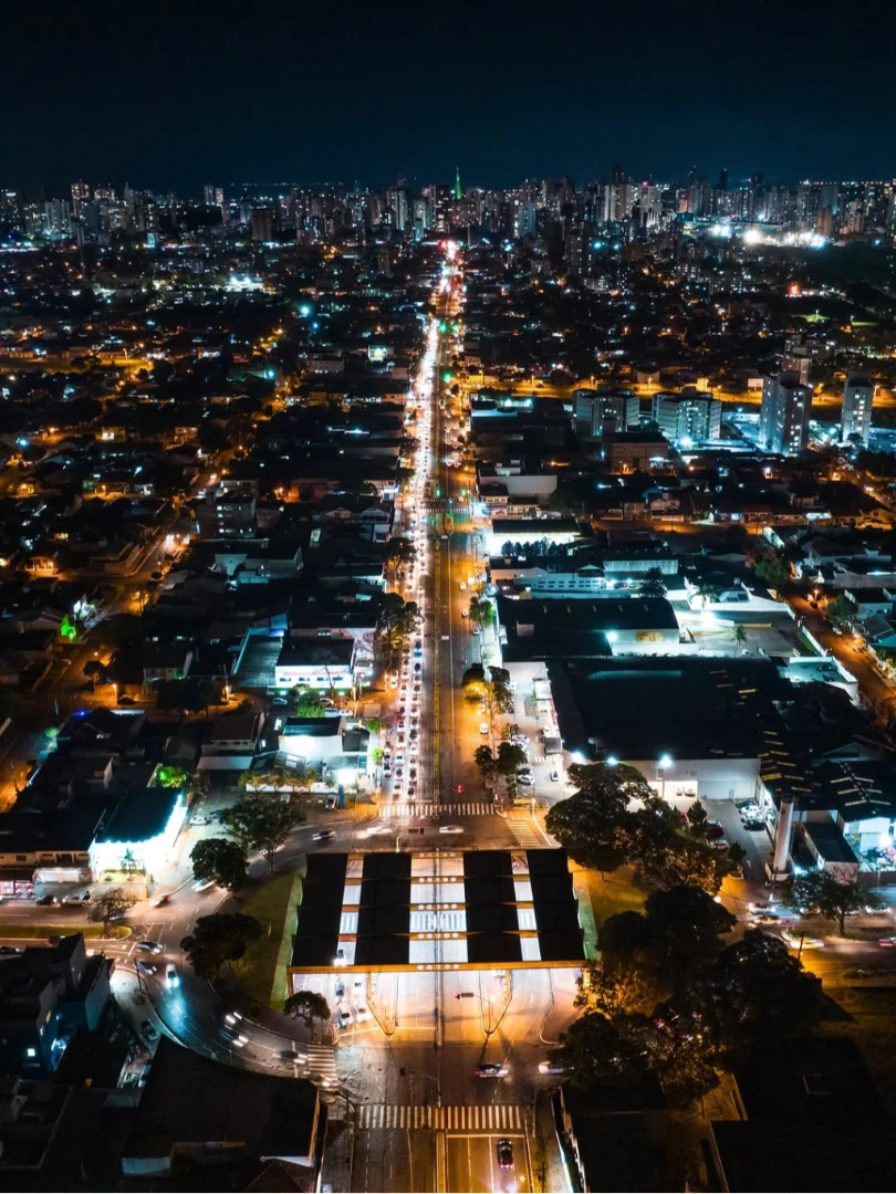 A Avenida Morangueira, com seu tráfego e luzes, expressa o equilíbrio entre progresso e bem-estar urbano em nossa cidade. 27/10/2025